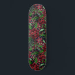 Burgundy Poinsettia Blume Wasserfarbe Skateboard<br><div class="desc">Dieses wunderschöne und künstlerische Muster ist perfekt für die Weihnachtsferien. Es ist bordeauxrot, hellrot, waldgrün und Imitat mit handbemalten Aquarelltönen, Blume, Efeu-Blätter und Beeren-Mustern auf dunkelmarineblau-blauem Hintergrund. Es ist modern, festlich, einzigartig und elegant. Stilisieren Sie mit diesem handbemalten Druck, der von dem Künstler La Femme, Rachel Matheney, gemacht wurde. ***WICHTIGE...</div>