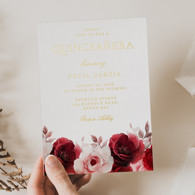 Burgundy Red Elegance Rote Rose Quinceanera Gold Folieneinladung (Von Creator hochgeladen)