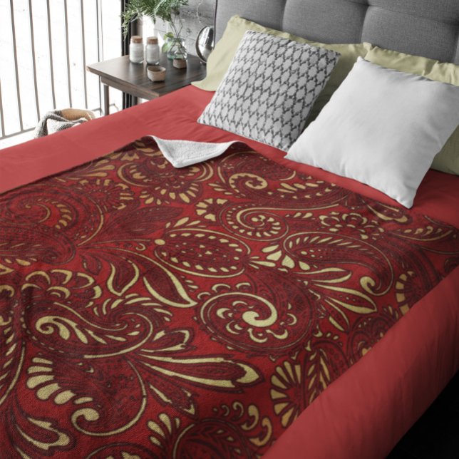 Burgundy Red Gold Indian Paisley Pattern Fleecedecke (Von Creator hochgeladen)