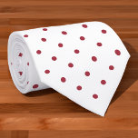 Burgundy Red Mini Polka Dot Pattern auf Weiß Krawatte<br><div class="desc">Stilvolle bordeauxrote Polka-Punkte bilden ein klassisches geometrisches Muster auf weißem Hintergrund. Klicken Sie auf den Link "Rocklawn Arts",  um das Design auf anderen Artikeln zu sehen. Digitales Bild. Copyright ©Claire E. Skinner. Alle Rechte vorbehalten.</div>