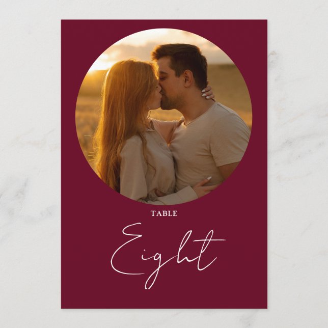 Burgundy Red Modern Minimalistische Script-Tischnu Einladung (Vorderseite)