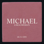 Burgundy Red Modern Personalisierter Trauzeuge Steinuntersetzer<br><div class="desc">Moderne Geschenke für Personalisierten Trauzeuge mit dem Namen,  dem Titel und dem Hochzeitstag des personalisierten weißen Trauzeugen im klassischen Serifenstil auf bordeauxrotem Hintergrund. Auch perfekt für Trauzeuge,  Vater der Braut und mehr.</div>