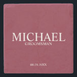 Burgundy Red Modern Personalisierter Trauzeuge Steinuntersetzer<br><div class="desc">Moderne Geschenke für Personalisierten Trauzeuge mit dem Namen,  dem Titel und dem Hochzeitstag des personalisierten weißen Trauzeugen im klassischen Serifenstil auf bordeauxrotem Hintergrund. Auch perfekt für Trauzeuge,  Vater der Braut und mehr.</div>