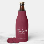 Burgundy Red Modern Script Personalisierte Trauzeu Flaschenkühler<br><div class="desc">Fügen Sie cooler eine persönliche Touch zu Ihrer Hochzeit mit personalisierten Trauzeugen Flasche. Diese Flasche cooler zeigt den Namen personalisierter Trauzeugen im modernen, weißen Script-Schriftart-Stil und Monogramm in hellroten modernen Drehbuch-Schriftart-Stil als Hintergrund mit Titel und Hochzeitdatum in weiß modernen Sans Serif Schriftart Stil auf burgundy roten Hintergrund. Auch perfekt für...</div>