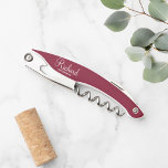 Burgundy Red Modern Script Personalisierter Trauze Kellnermesser<br><div class="desc">Personalisierter Trauzeuge Geschenke mit dem Namen des personalisierten Trauzeugen im modernen,  weißen Skript-Schriftart-Stil mit dem Titel in modernen Sans Serif-Schriftart-Stil auf bordeauxroten Hintergrund. Auch perfekt für Trauzeuge,  Brautvater und mehr.</div>