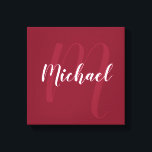 Burgundy Red personalisiert Monogram und Name Leinwanddruck<br><div class="desc">Personalisiertes Monogramm und Familiennamensgeschenk mit Namen im modernen,  weißen Script-Schriftart-Stil und Monogramm im hellbordeauxroten modernen Script-Schriftart-Stil als Hintergrund auf bordeauxrotem Hintergrund.</div>