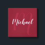 Burgundy Red personalisiert Monogram und Name Leinwanddruck<br><div class="desc">Personalisiertes Monogramm und Familiennamensgeschenk mit Namen im modernen,  weißen Script-Schriftart-Stil und Monogramm im hellbordeauxroten modernen Script-Schriftart-Stil als Hintergrund auf bordeauxrotem Hintergrund.</div>