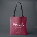 Burgundy Red Script Personalisiert Bridesmaids<br><div class="desc">Fügen Sie Ihrer Hochzeit eine persönliche Touch mit personalisierten Brautmeistern Geschenktüte hinzu. Diese Tote-Tasche ist mit dem personalisierten Namen der Brautjungfrau in der modernen Schrift-Schriftart-Stil und Monogramm in hellroten modernen Drehbuch-Schriftart-Stil als Hintergrund mit Titel und Hochzeit Datum in weiß modernen Sans Serif Schriftart Stil auf bordeauxroten Hintergrund. Auch perfekt für...</div>