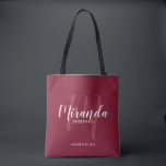 Burgundy Red Script Personalisiert Bridesmaids<br><div class="desc">Fügen Sie Ihrer Hochzeit eine persönliche Touch mit personalisierten Brautmeistern Geschenktüte hinzu. Diese Tote-Tasche ist mit dem personalisierten Namen der Brautjungfrau in der modernen Schrift-Schriftart-Stil und Monogramm in hellroten modernen Drehbuch-Schriftart-Stil als Hintergrund mit Titel und Hochzeit Datum in weiß modernen Sans Serif Schriftart Stil auf bordeauxroten Hintergrund. Auch perfekt für...</div>