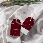 Burgundy Red White | Lights & Snow Frohe Weihnacht Geschenkanhänger<br><div class="desc">Feiern Sie die Saison mit diesem stilvollen Weihnachtsgeschenktag. Dieses Design enthält "Frohe Weihnachten" und einen festlichen Schneeflocken- und Stringbeleuchtungshintergrund. Sie können den Text personalisieren. Mehr Büromaterial und Party sind in meinem Shop BaraBomDesign erhältlich.</div>