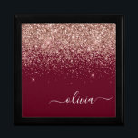 Burgundy Rose Gold Blush Pink Glitzer Monogram Erinnerungskiste<br><div class="desc">Burgundy und Rose Gold Blush Pink Sparkle Glitzer Skript Monogram Name Jewelry Keepake Box. Dies macht den perfekten Abschluss,  Geburtstag,  Hochzeit,  Brautparty,  Jubiläum,  Babydusche oder Junggeselinnen-Abschied Geschenk für jemanden,  die Lieben glamourösen Luxus und schicke Stile.</div>