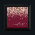 Burgundy Rose Gold Blush Pink Glitzer Monogram Erinnerungskiste<br><div class="desc">Rose Gold - Schwarz Rosa und Burgund Sparkle Glitzer Script Monogram Name Juwelry Keepake Box. Dies macht den perfekten Abschluss,  Geburtstag,  Hochzeit,  Brautparty,  Jubiläum,  Babydusche oder Junggeselinnen-Abschied Geschenk für jemanden,  die Lieben glamourösen Luxus und schicke Stile.</div>