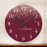 Burgundy Rose Gold Blush Pink Glitzer Monogram Runde Wanduhr<br><div class="desc">Burgund und Rose Gold Blush Pink Sparkle Glitzer Pinsel Script Monogram Name Clock. Das macht den perfekten 16 Geburtstag,  Hochzeit,  Brautparty,  Jubiläum,  Babydusche oder Junggeselinnen-Abschied Geschenk für jemanden,  der Lieben glamourösen Luxus und schicke Stile.</div>