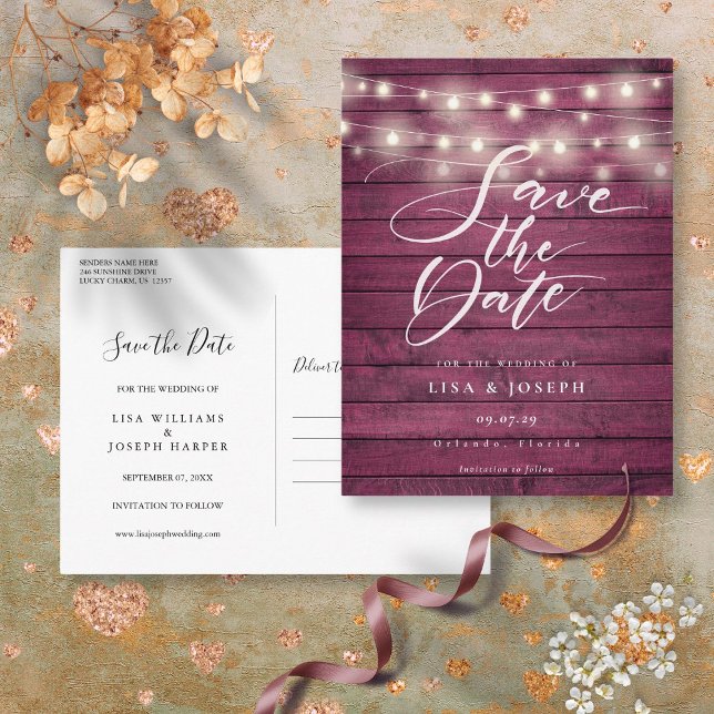 Burgundy Rustic Holzwinger Leuchten Save the Date Postkarte (Burgundy Rustic Wood String Lights Save the Date Postcard)