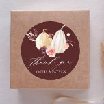 Burgundy Rustic Pumpkin Wedding Vielen Dank Runder Aufkleber<br><div class="desc">Dieses Dankeschön-Aufkleber mit Wasserfarben,  weißen und gelben Kürbissen,  die mit Bordeaux,  Maron und rot rosa Blume über den Herbstlauben verziert sind. Für eine weiter gehende Anpassung dieses Designs klicken Sie bitte auf den Link "Weitere Anpassung". Matching-Elemente sind ebenfalls verfügbar.</div>