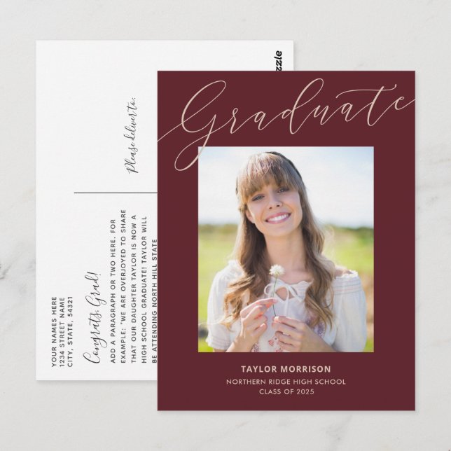 Burgundy Script Graduate 1-Foto Abschluss Postkarte (Vorne/Hinten)