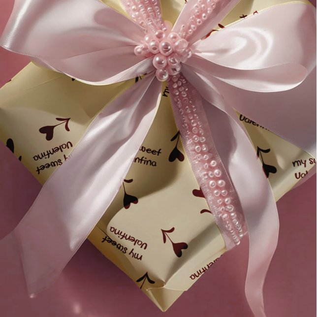 Burgundy Script Hearts on Cream– Valentine Pattern Geschenkpapier Set (Von Creator hochgeladen)