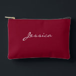 Burgundy Script Minimal Modern Travel Cosmetic Zubehörtasche<br><div class="desc">Burgundy Script Minimal Modern Travel Cosmetic Accessory Pouch verfügt über einen soliden bordeauxfarbenen Hintergrund mit einem eleganten weißen Skriptnamen, der auf der Vorderseite personalisiert ist. Das minimalistische Design bietet eine stilvolle und praktische Möglichkeit, Ihre Essenzen zu organisieren, sei es für Kosmetik, Make-up oder kleine Reiseartikel. Die moderne, elegante Ästhetik macht...</div>