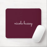 Burgundy Script | Stilvolle Monogram modern Mousepad<br><div class="desc">Ein einfaches,  individuelles Monogramm-Design in einer lässigen Handschrift in auffallendem monochromen Burgundy. Das Monogramm kann leicht personalisiert sein,  um ein Design so einzigartig wie Sie sind zu machen! Das perfekte trendige Geschenk oder Accessoire für jeden Anlass.</div>
