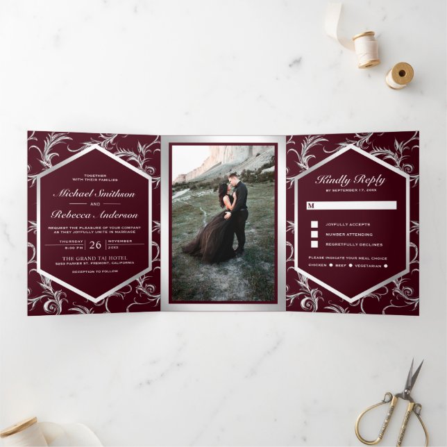 Burgundy Silver Flourish Swirl Wedding Photo Dreifach Gefaltete Einladung (Innenseite)