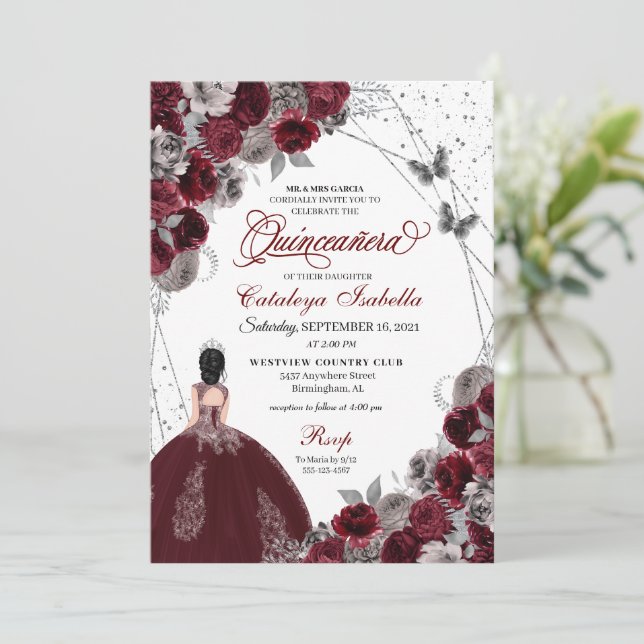Burgundy Silver Glitzer Butterfly Quinceanera Einladung (Stehend Vorderseite)