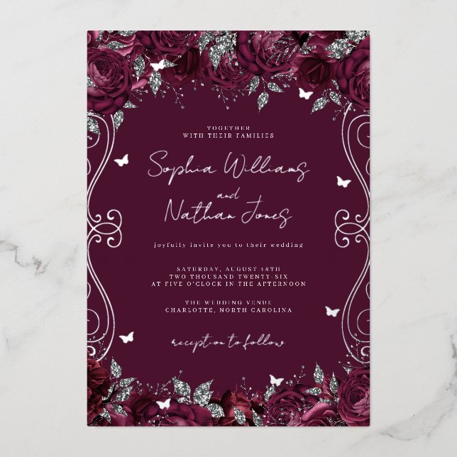 Burgundy Silver Swirl Scroll Wedding Folieneinladung (Vorderseite)