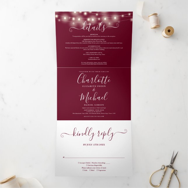 Burgundy String Lights Script Monogram Wedding Dreifach Gefaltete Einladung (Innenseite)