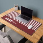 Burgundy Stripe personalisiert, modern und elegant Schreibtischunterlage<br><div class="desc">Moderne minimale Typografie mädchenhaft bordeauxrot und weiß Streifen elegante personalisierte Geschenktafel Design.</div>