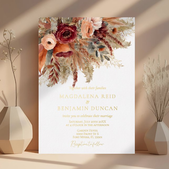Burgundy Terracotta Florals Pampas Hochzeit im Her Folieneinladung (Von Creator hochgeladen)