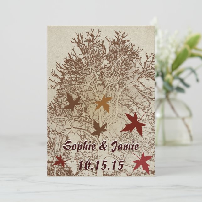 Burgundy und Brown Tree Wedding Einladung (Stehend Vorderseite)