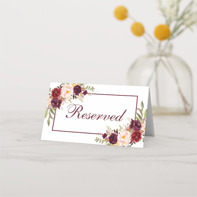 Burgundy Watercolor Floral Wedding vorbehalten Platzkarte (Vorderseite)