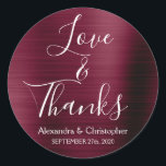 Burgundy Wedding Liebe & Danke Runder Aufkleber<br><div class="desc">Burgundy Lila - Cranberry Marsala und White Typografy Script Imitats Imitate Metal Metallic Elegant Liebe und Danke - Vielen Dank, dass Sie Sticker, der als Umschlag Aufkleber verwendet werden kann. Dieser Aufkleber kann auf Ihren Namen und Ihr Hochzeitsdatum angepasst werden. Dieser Aufkleber ist Teil einer entsprechenden Herbst- oder Hochzeit im...</div>