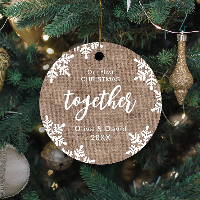 Burlap-Schneeflocken - Unsere ersten Weihnachten z Ornament Aus Metall (Burlap Snowflakes Our First Christmas Together Metal Ornament)