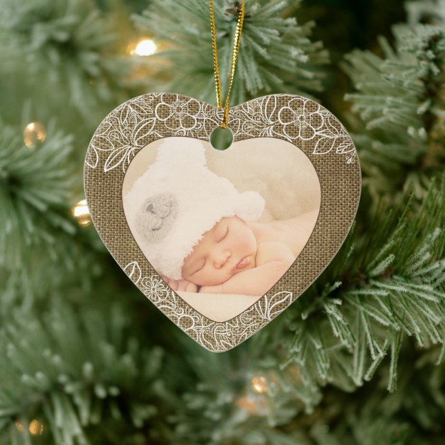 Burlap und Lace Baby First Christmas Keramik Ornament (Baum)