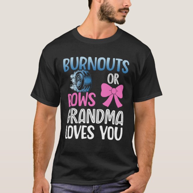 Burnouts or bows grandma gender reveal baby announ T-Shirt (Vorderseite)