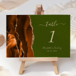 Burnt Orange Agate Olive Green Wedding Tischnummer<br><div class="desc">Der links Rand dieser eleganten,  modernen Hochzeitskarte mit einer farbenfrohen,  orangefarbenen Tischnummer,  die mit einem vergoldeten Imitat-Glitzer bestickt ist. Der individuell anpassbare Text verbindet die beiden Schriftart Bräunung,  Kursivschrift und Copperplate auf einem olivgrünen Hintergrund.</div>