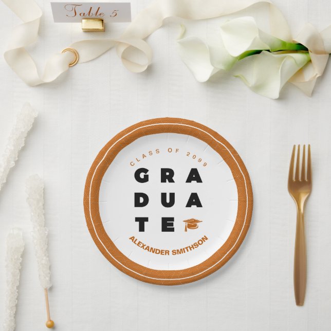 Burnt Orange Bold GRADUATE Letters and Cap Pappteller (Hochzeit)