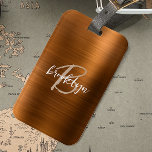 Burnt Orange Brushed Metal Script Monogram Gepäckanhänger<br><div class="desc">Dieses elegante personalisierte Gepäckanhänger mit Monogramm und Vornamen in modernem Beige-Weiß-Drehbuch auf einem trendig verbrannten orangen Imitat gebürstet Metall Hintergrund.</div>
