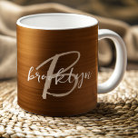 Burnt Orange Brushed Metal Script Monogram Kaffeetasse<br><div class="desc">Diese elegante personalisierte Kaffee-Tasse zeichnet sich durch ein Monogramm und einen Vornamen in modernen beige-weißen Schriften auf einem angesagten,  orangefarbenen Metallhintergrund aus.</div>