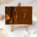 Burnt Orange Gold Brown Agate Wedding Tischnummer<br><div class="desc">Der links Rand dieser eleganten,  modernen Hochzeitskarte mit einer farbenfrohen,  orangefarbenen Tischnummer,  die mit einem vergoldeten Imitat-Glitzer bestickt ist. Der anpassbare Text kombiniert goldfarbene Handschriften mit kursiven und kopperplate-Schriftart auf einem reichhaltigen nussbraunen Hintergrund.</div>