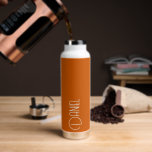 Burnt Orange Moderne Typografie Personalisiert Trinkflasche<br><div class="desc">Eine trendige, vakuumisolierte Wasserflasche mit personalisiertem Namen in Weiß, moderner Typografie auf einem trendigen, verbrannten orangen Hintergrund. Stellen Sie die Flasche nach Belieben ein, indem Sie den Namen bearbeiten und nach Belieben den Namen durch Ihren eigenen Namen ersetzen. Ideal für ein Geburtstagsgeschenk, Hochzeitsgeschenk, Trauzeuge, etc. Wählen Sie Ihre Wasserflasche. Wählen...</div>
