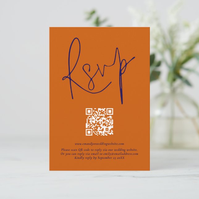 Burnt Orange Navy Script Qr Code Wedding RSVP Card (Stehend Vorderseite)