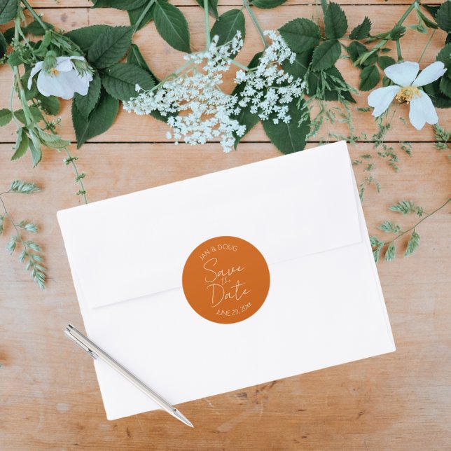 Burnt Orange Stilisierte Hochzeit Speichern Sie da Runder Aufkleber (In Situ Wedding)