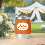 Burnt Orange Stylized Wedding Trauzeuge Name<br><div class="desc">Gönnen Sie Ihrem Hochzeitsreisenden einen Trauzeuge mit diesem personalisierten Edelstahl-Edelstahlwascher,  der in einem weißen,  ovalen Design in einem stilisierten Drehbuch seinen Namen trägt. Hintergrundfarbe und Skript ist eine verbrannte Orange. Personalisieren Sie Ihren Weinwäscher,  indem Sie den Namen mit dem gewünschten Namen bearbeiten und ersetzen. Erhältlich in vielen beliebten Hochzeitsfarben.</div>