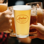 Burnt Orange Stylized Wedding Trauzeuge Name Glas<br><div class="desc">Bierglas für den Trauzeuge, der seinen Namen in einer trendigen, verbrannten Orangefärbung zeigt, stilisierte Schrift in einem verbrannten orangefarbenen ovalen Rahmen, zusammen mit dem Hochzeitstag. Eine tolle Party-Angebotsidee für eine Bachelor-Party! Personalisieren Sie Ihr Bierglas, indem Sie den Namen und das Datum mit Ihrem eigenen ersetzen. Erhältlich in vielen beliebten Hochzeitsfarben....</div>