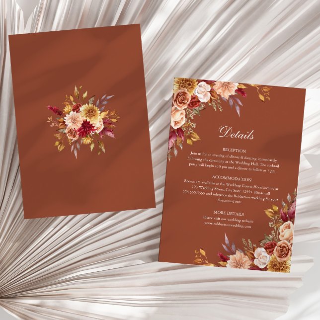 Burnt Orange Terracotta Blumenzwiebeldetails Einladung (Burnt Orange Terracotta Floral Wedding Details Invitation on a sunny neutral dry palm leaf.)