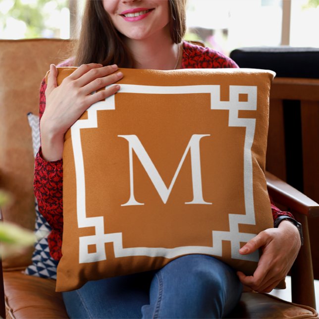 Burnt Orange und White Monogram, griechische Schlü Kissen (Create your own monogrammed Greek Key border square throw pillow.)