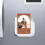 Burnt Orange Wildblume Bohemisch Arch Wedding Magnet<br><div class="desc">Ein Hochzeitsthema für Bohemische Wildblumen ist die perfekte Wahl für Paare, die sich einen wunderschönen und romantischen Hochzeitstag wünschen. Das Thema ist eine Mischung aus böhmischen und rustikalen Elementen, wobei die Wildblumen im Mittelpunkt stehen. Die Farben der Erde schaffen eine warme und einladende Atmosphäre. Dieses Design umfasst eine Vielzahl von...</div>