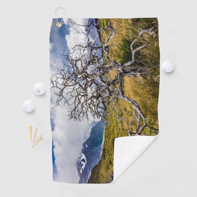 Burnt tree, Torres del Paine, Chile Golfhandtuch (Insitu)