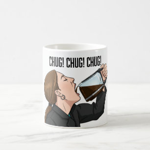 Büroangestellte, die Kaffee aus der Kanne trinkt H Kaffeetasse